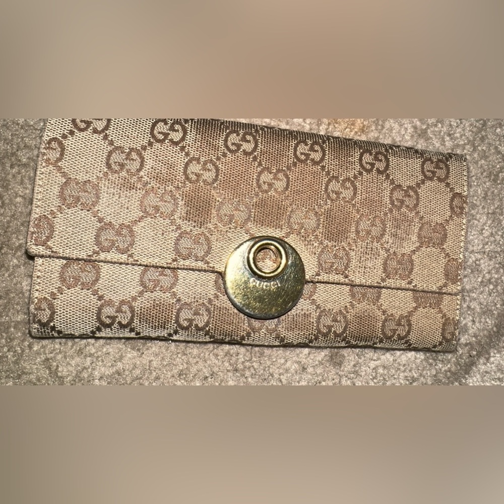 Authentic Gucci Wallet with Pink interior